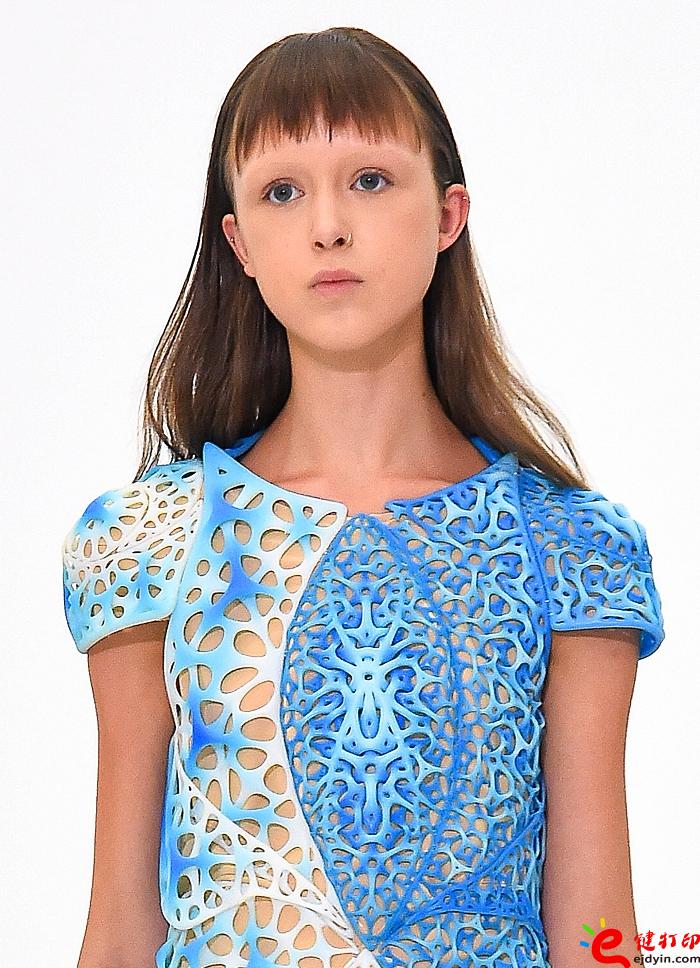 threeASFOUR在紐約時裝周盡情展示無孔不入的3D打印技術(shù)設(shè)計服裝特點