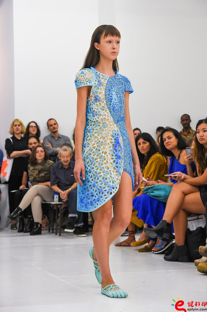 threeASFOUR在紐約時裝周盡情展示無孔不入的3D打印技術(shù)設(shè)計服裝特點