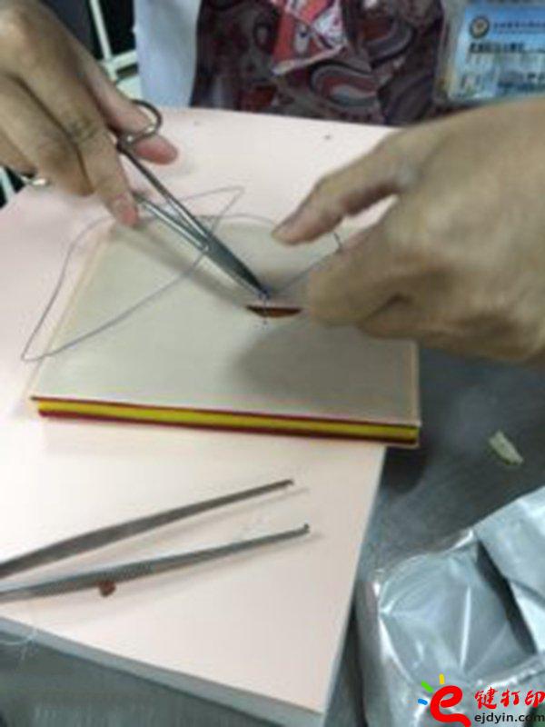 醫(yī)療設(shè)備器械3d打印模型應(yīng)用案例 3D打印仿真手臂輔助傷口縫合練習(xí)操作