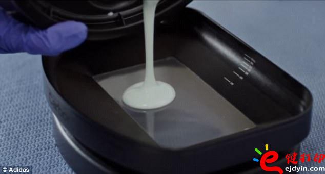 阿迪達斯率先推出3D打印量產(chǎn)時尚跑鞋,大量節(jié)約開模具成本