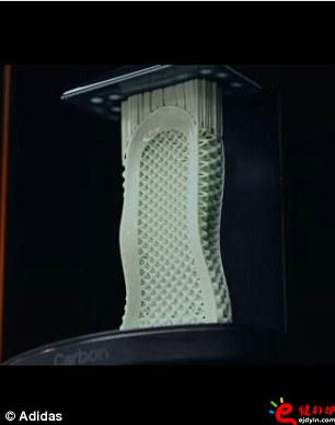 阿迪達斯率先推出3D打印量產(chǎn)時尚跑鞋,大量節(jié)約開模具成本